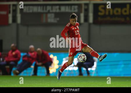 Newport, Royaume-Uni. 16 novembre 2023. Luke Harris du pays de Galles (13) en action. Pays de Galles U21 contre Islande U21, qualification pour le championnat UEFA Euro U21, match du groupe I à Rodney Parade à Newport, pays de Galles du Sud, le jeudi 16 novembre 2023. Usage éditorial uniquement. photo par Andrew Orchard/Andrew Orchard photographie sportive/Alamy Live News crédit : Andrew Orchard photographie sportive/Alamy Live News Banque D'Images