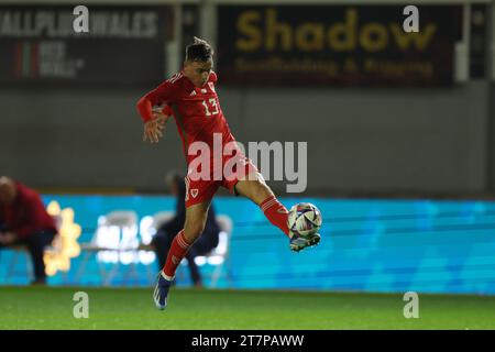 Newport, Royaume-Uni. 16 novembre 2023. Luke Harris du pays de Galles (13) en action. Pays de Galles U21 contre Islande U21, qualification pour le championnat UEFA Euro U21, match du groupe I à Rodney Parade à Newport, pays de Galles du Sud, le jeudi 16 novembre 2023. Usage éditorial uniquement. photo par Andrew Orchard/Andrew Orchard photographie sportive/Alamy Live News crédit : Andrew Orchard photographie sportive/Alamy Live News Banque D'Images