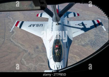 Un Thunderbird F-16 Fighting Falcon de la base aérienne de Nellis, Nevada, est ravitaillé par une base aérienne McConnell, Kansas, KC-135 Stratotanker le 26 octobre 2023. Quatre Thunderbirds ont été ravitaillés au-dessus du Nouveau-Mexique, de l'Arizona, du Texas et du Mississippi. Les Thunderbirds sont souvent rejoints entre les arrêts par un pétrolier de l'Armée de l'Air pour fournir un itinéraire rapide et sans escale entre les représentations. (Photo de l'US Air Force par l'aviateur de 1e classe Gavin Hameed) Banque D'Images