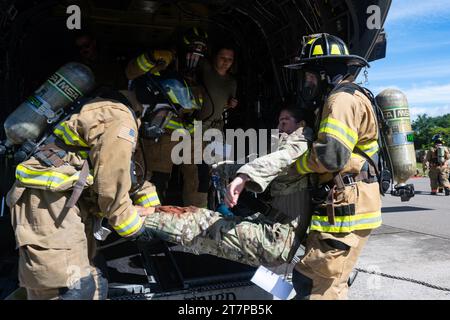 Des membres du service de la Force opérationnelle interarmées Bravo participent à un exercice faisant de nombreuses victimes à la base aérienne de Soto Cano au Honduras, le 16 novembre 2023. Cet exercice a permis de valider la capacité des unités assignées et locataires à répondre rapidement et efficacement aux urgences sur et hors base. (Photo de l'US Air Force par Tech. Sergent Nick Z. Erwin) Banque D'Images