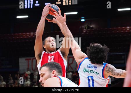 Milan, Italie. 16 novembre 2023. Devon Hall (EA7 Emporio Armani Olimpia Milano) contrecarré par Shane Larkin (Anadolu Efes Istanbul) lors de EA7 Emporio Armani Milano vs Anadolu Efes Istanbul, match de basket Euroleague à Milan, Italie, novembre 16 2023 crédit : Independent photo Agency/Alamy Live News Banque D'Images