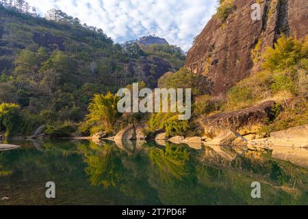 L'eau verte émeraude de la rivière Nine Bend ou de la rivière Jiuxi à travers Wuyishan ou le mont wuyi région pittoresque dans la province de Fujian en Chine. Arrière-plan du coucher du soleil Banque D'Images