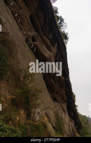 Gros plan sur les formations rocheuses de Wuyishan sur le chemin de Da Wang Shan, Fujian, Chine. Image d'arrière-plan verticale avec espace de copie pour le texte Banque D'Images