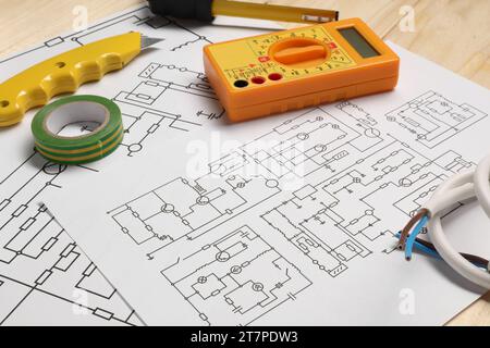 Schémas électriques, fils et multimètre numérique sur table en bois, gros plan Banque D'Images