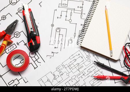 Outils et papeterie de bureau sur les schémas de câblage, vue de dessus Banque D'Images