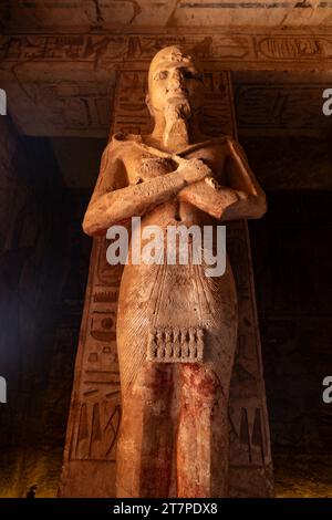 Grandes statues intérieures et hiéroglyphes du temple Abu Simbel ancien site du patrimoine historique de l'UNESCO construit par le roi Ramsès II Banque D'Images