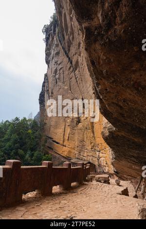 Échelle de pierre vers le temple en bois sur le chemin de Da Wang shan, Chine. Image d'arrière-plan verticale avec espace de copie pour le texte Banque D'Images