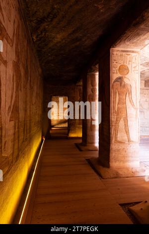 Grandes statues intérieures et hiéroglyphes du temple Abu Simbel ancien site du patrimoine historique de l'UNESCO construit par le roi Ramsès II Banque D'Images