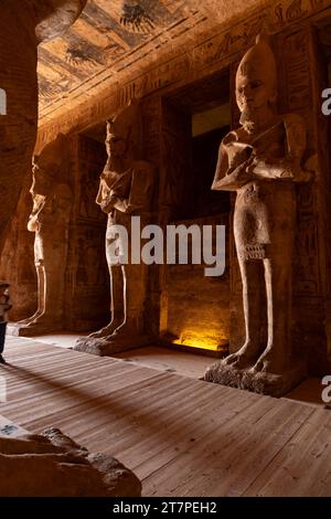 Grandes statues intérieures et hiéroglyphes du temple Abu Simbel ancien site du patrimoine historique de l'UNESCO construit par le roi Ramsès II Banque D'Images