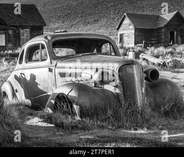 Voiture abandonnée dans la ville fantôme de Bodie, Californie - Noir et blanc Banque D'Images