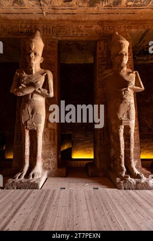 Grandes statues intérieures et hiéroglyphes du temple Abu Simbel ancien site du patrimoine historique de l'UNESCO construit par le roi Ramsès II Banque D'Images