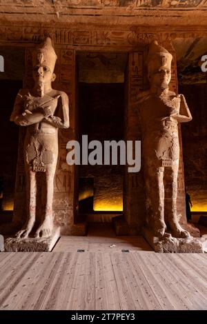 Grandes statues intérieures et hiéroglyphes du temple Abu Simbel ancien site du patrimoine historique de l'UNESCO construit par le roi Ramsès II Banque D'Images