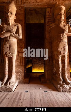 Grandes statues intérieures et hiéroglyphes du temple Abu Simbel ancien site du patrimoine historique de l'UNESCO construit par le roi Ramsès II Banque D'Images