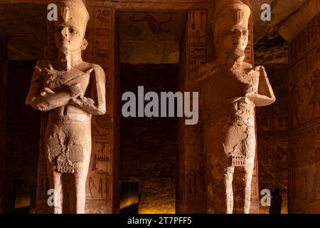 Grandes statues intérieures et hiéroglyphes du temple Abu Simbel ancien site du patrimoine historique de l'UNESCO construit par le roi Ramsès II Banque D'Images