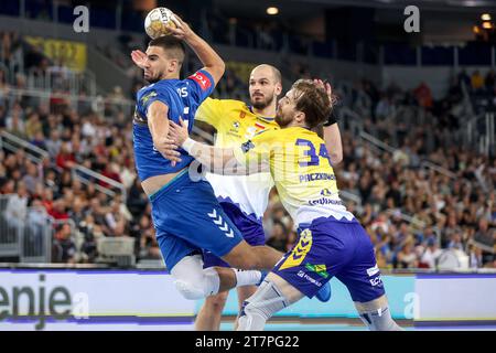 Zagreb. 16 novembre 2023. Milos Kos (L) du HC Zagreb tire lors du match de groupe entre le HC Zagreb et Industria Kielce du tournoi de handball de la Ligue des Champions EHF à Zagreb, Croatie, le 16 novembre 2023. Crédit : Igor Kralj/PIXSELL via Xinhua/Alamy Live News Banque D'Images