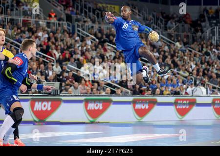 Zagreb. 16 novembre 2023. Yoel Cuni Morales (à droite) du HC Zagreb tire lors du match de groupe entre le HC Zagreb et Industria Kielce du tournoi de handball de la Ligue des champions de l’EHF à Zagreb, Croatie, le 16 novembre 2023. Crédit : Igor Kralj/PIXSELL via Xinhua/Alamy Live News Banque D'Images