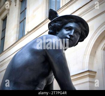 Mercury attachant ses sandales - par Jean-Baptiste Pigalle Banque D'Images