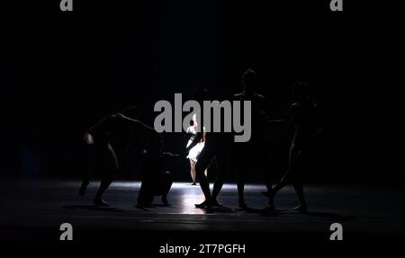 LOVETRAIN2020 s’appuie sur la rigueur excentrique qui définit Emanuel Gat Dance. La compagnie, basée à Marseille, a créé LOVETRAIN2020 au festival Montpellier danse. Avec des costumes aventureux de Thomas Bradley et des éclairages de Gat lui-même, cette performance pour les danseurs de la compagnie - une histoire de gens allant de l'avant alors qu'ils se rassemblent, s'écartent, poussent, tirent et remettent en question - oscille vigoureusement entre silence brutal et chants. Banque D'Images