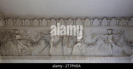 Anciens éléments médiévaux de décorations architecturales de bâtiments, moulures et motifs avec des formes en relief se rapprochent Banque D'Images