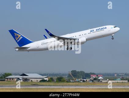 Boeing 767 d'Air Astana au départ de l'aéroport d'Almaty. Avion 767 de la compagnie AirAstana pendant le décollage. Avion B767 d'Air Astana. Banque D'Images