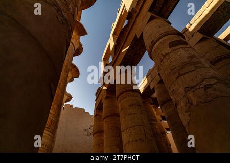 Reliefs hiéroglyphiques sur les colonnes géantes des ruines antiques du complexe du temple de Karnak dans la ville désertique égyptienne de Louxor Banque D'Images