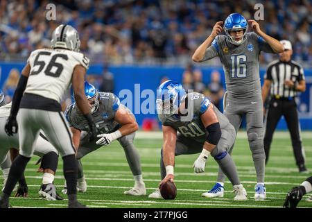 Detroit, MI, États-Unis : le quarterback des Detroit Lions Jared Goff (16) fait l'appel audible de la ligne de scrimmage lors d'un match de la NFL contre les Las Vegas Banque D'Images