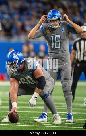 Detroit, MI, États-Unis : le quarterback des Detroit Lions Jared Goff (16) fait l'appel audible de la ligne de scrimmage lors d'un match de la NFL contre les Las Vegas Banque D'Images