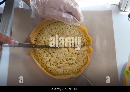 Martabak doux (Martabak Manis). Cuisine traditionnelle indonésienne Banque D'Images