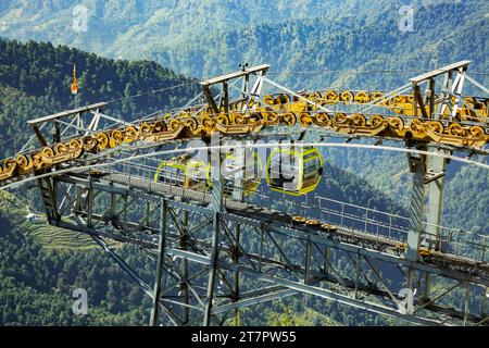 Téléphérique pour Surkanda Devi temple près de Kanatal, uttarakhand, Inde Banque D'Images