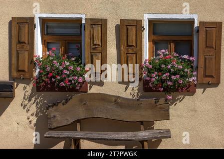 Jardinières avec géraniums (pélargoniums) devant les fenêtres d'une maison, Bavière, Allemagne Banque D'Images