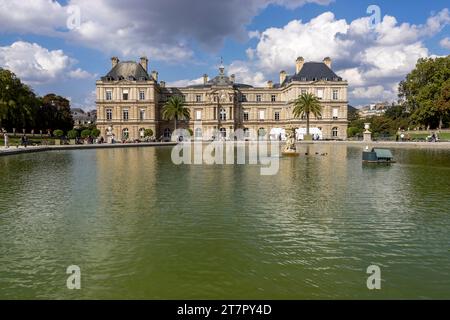 Étang et Palais du Luxembourg dans le jardin du Luxembourg, Paris, Ile-de-France, France Banque D'Images