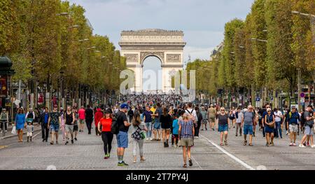 Photo panoramique, sans trafic et avec des touristes sur l'Av. Des champs-Elysées et en arrière-plan l'Arc de Triomphe de l'Etoile, Paris Banque D'Images