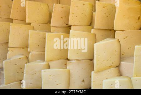 Coupes de kashkaval ou de fromage kasseri à vendre sur la tablette Banque D'Images