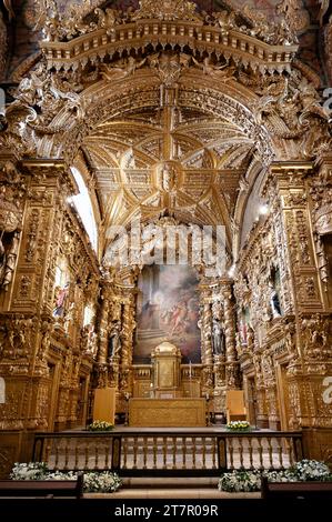 Vue intérieure, autel, Igreja de Santa Clara, Porto, Portugal Banque D'Images