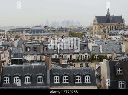 La Bourse de Commerce et l'église Saint-Eustache vues du centre Pompidou à Paris, France. Banque D'Images