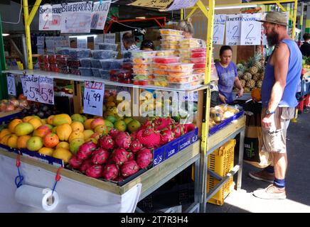 Mangues et autres fruits tropicaux à vendre sur les marchés de Rusty, Cairns, extrême nord du Queensland, Australie. Pas de MR ou PR Banque D'Images