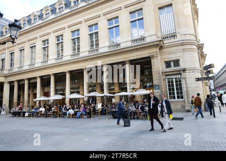 Le vibrant bar-restaurant le Nemours de la place Colette à Paris, France. Banque D'Images