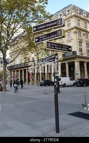 Panneaux de direction à la place Colette, Paris, France. Banque D'Images