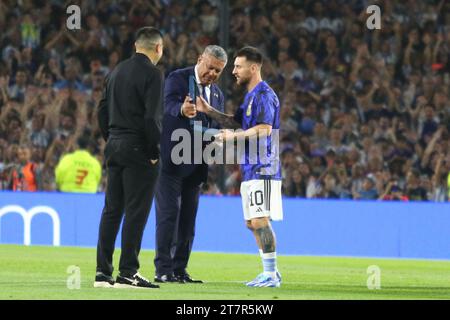 Buenos Aires, Argentine. 16 novembre 2023. Lionel Messi d'Argentine reçoit une reconnaissance pour son 8e ballon d'or avant le match de qualification pour la coupe du monde 2026 au stade de la Bombonera ( crédit : Néstor J. Beremblum / Alamy Live News Banque D'Images