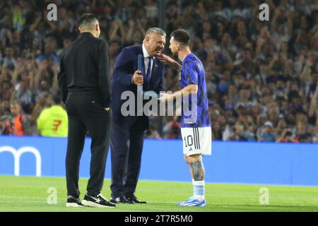 Buenos Aires, Argentine. 16 novembre 2023. Lionel Messi d'Argentine reçoit une reconnaissance pour son 8e ballon d'or avant le match de qualification pour la coupe du monde 2026 au stade de la Bombonera ( crédit : Néstor J. Beremblum / Alamy Live News Banque D'Images