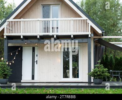 Minuscule maison moderne en bois avec terrasse Banque D'Images