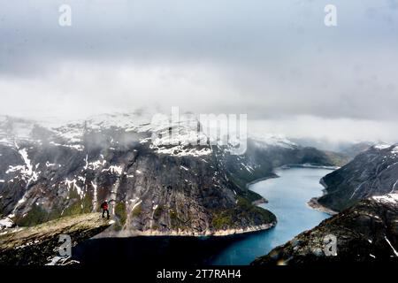 Troll's Tongue Rock en Norvège. Attraction touristique connue sous le nom de Trolltunga. Chaire rocheuse au-dessus du lac Banque D'Images