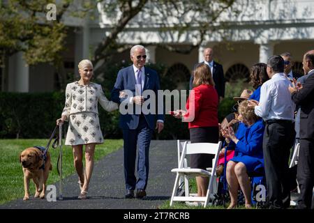 Washington, DC, États-Unis. 2 octobre 2023. Le président JOE BIDEN et l’actrice et militante des droits des personnes handicapées SELMA BLAIR arrivent à une réception de l’Americans with Disabilities Act (ADA) sur la pelouse sud, lundi 2 octobre 2023, à la Maison Blanche. Crédit : Carlos Fyfe/Maison Blanche/ZUMA Press Wire/ZUMAPRESS.com/Alamy Live News Banque D'Images