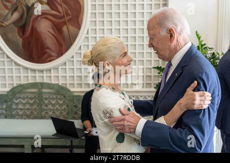 Washington, DC, États-Unis. 2 octobre 2023. Le président JOE BIDEN accueille l'actrice et militante des droits des personnes handicapées SELMA BLAIR et son Manager Troy Nankin dans la salle des palmiers, le lundi 2 octobre 2023, avant d'assister à une réception de l'Americans with Disabilities Act (ADA) sur la pelouse sud de la Maison Blanche. Crédit : Adam Schultz/Maison Blanche/ZUMA Press Wire/ZUMAPRESS.com/Alamy Live News Banque D'Images