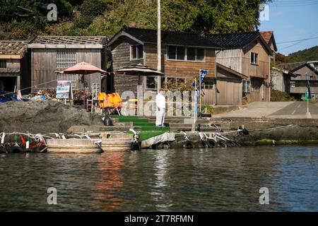 Shukunegi, Japon ; 1 octobre 2023 : un groupe de touristes profitant d'une excursion en bateau Tarai Bune ou baignoire le long de la côte d'Ogi. Banque D'Images