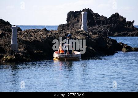 Shukunegi, Japon ; 1 octobre 2023 : un groupe de touristes profitant d'une excursion en bateau Tarai Bune ou baignoire le long de la côte d'Ogi. Banque D'Images