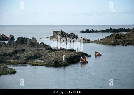 Shukunegi, Japon ; 1 octobre 2023 : un groupe de touristes profitant d'une excursion en bateau Tarai Bune ou baignoire le long de la côte d'Ogi. Banque D'Images