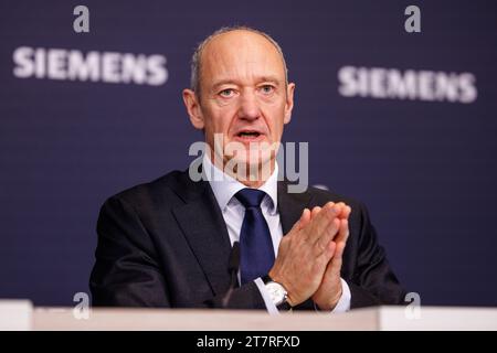 Munich, Allemagne. 16 novembre 2023. Roland Busch, PDG de Siemens AG, prend la parole lors de la conférence de presse annuelle de Siemens AG au siège de Siemens. Crédit : Matthias Balk/dpa/Alamy Live News Banque D'Images