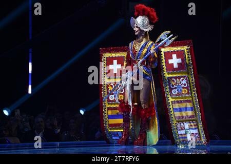 San Salvador, El Salvador. 16 novembre 2023. Miss Suisse Lorena Santen se produit lors du National Costume Show dans le cadre du 72e concours Miss Univers. Crédit : Camilo Freedman/dpa/Alamy Live News Banque D'Images