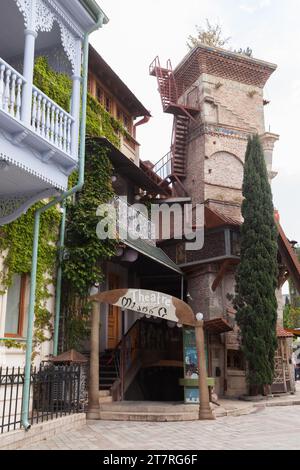 Tbilissi, Géorgie - 28 avril 2019 : entrée du théâtre de marionnettes à Tbilissi dédié à Gabriadze Banque D'Images